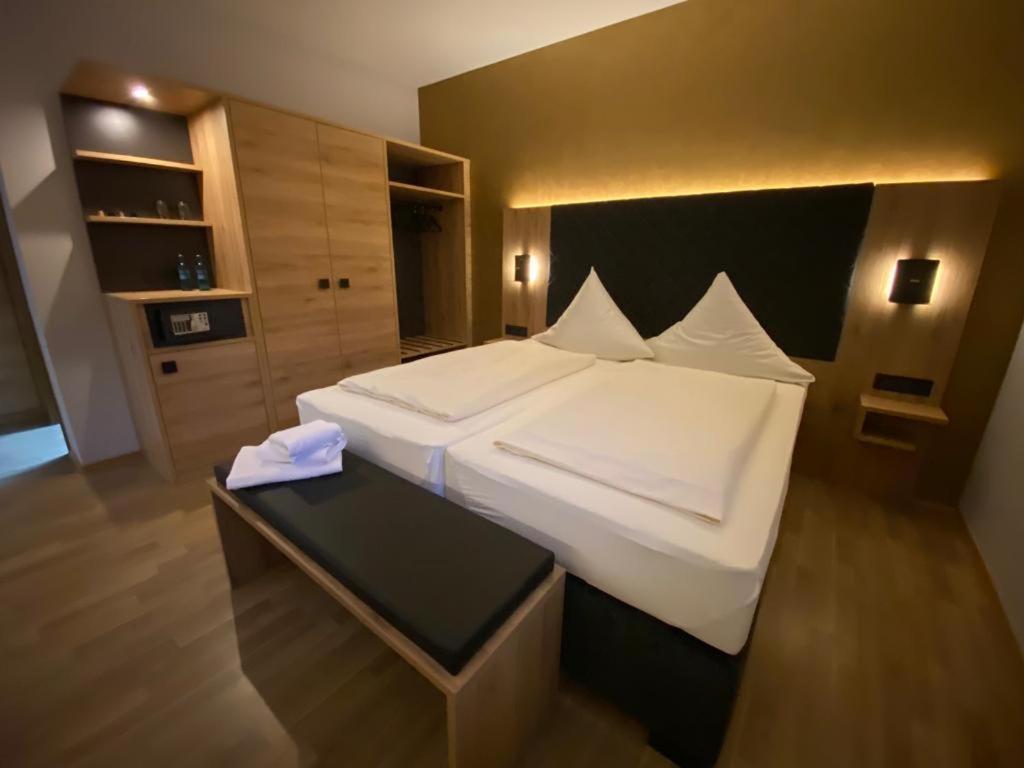 Hotel Gasthof Kaesser Ansbach Esterno foto